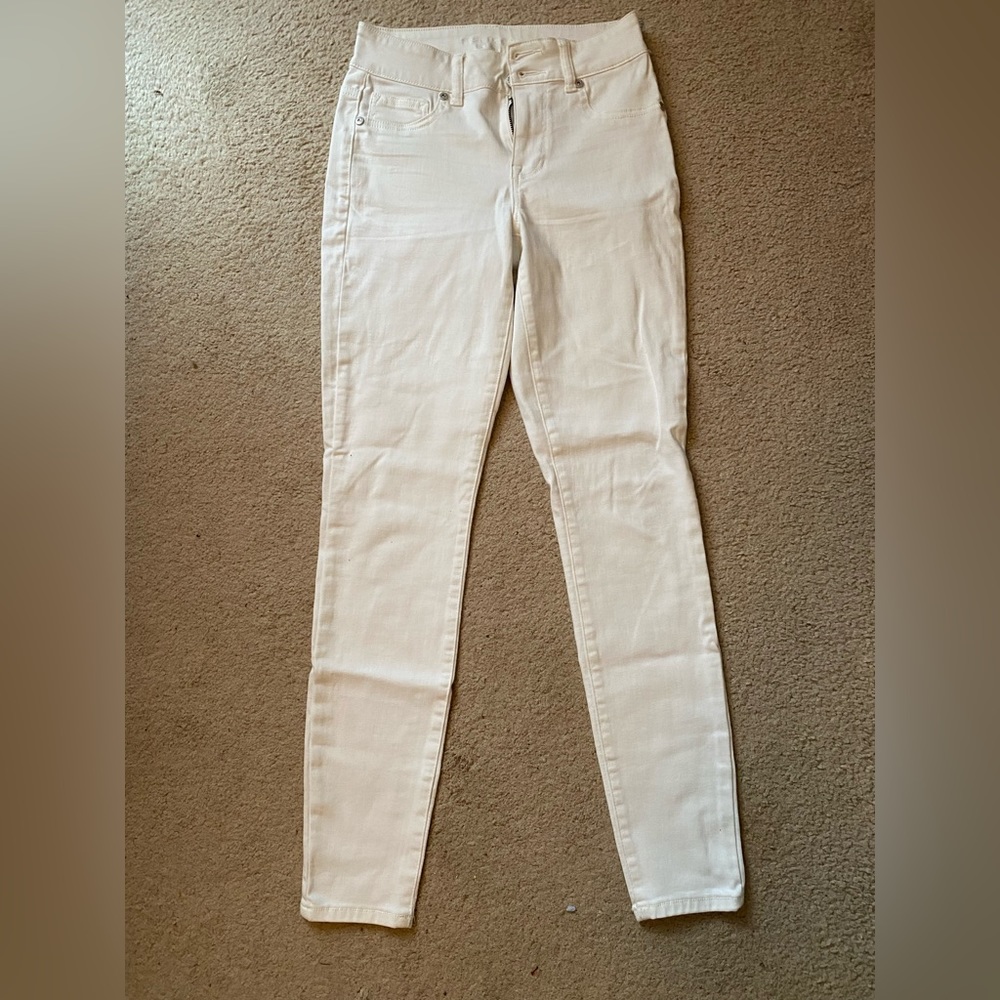 White High waisted skinny jeans. Brand new, never worn!